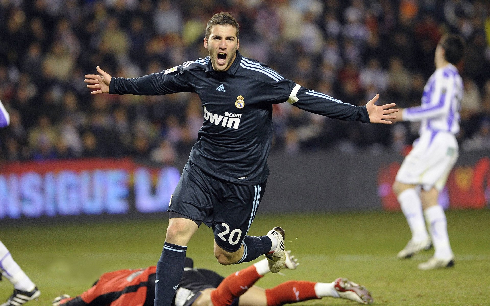 观众热情:现场气氛爆棚,掌声不断!,现场观众的热情